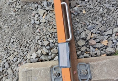 Digital rail straightness measuring device